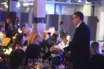 prezydent wręczający kwiaty paniom