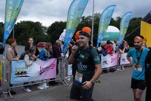 Zdjęcie przedstawia zawodników na mecie biegu głównego.