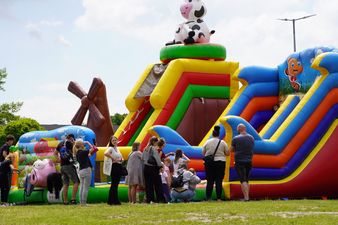 Kolejka dzieci i młodzieży do dmuchańca