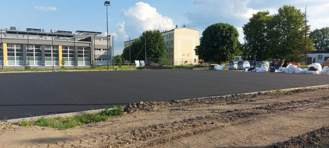 Zdjęcie przedstawia boisko przy Szkole Podstawowej nr 18.