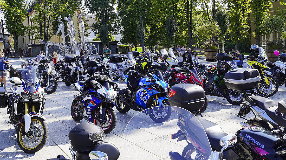 Motocykle na placu w Parku Zdrojowym