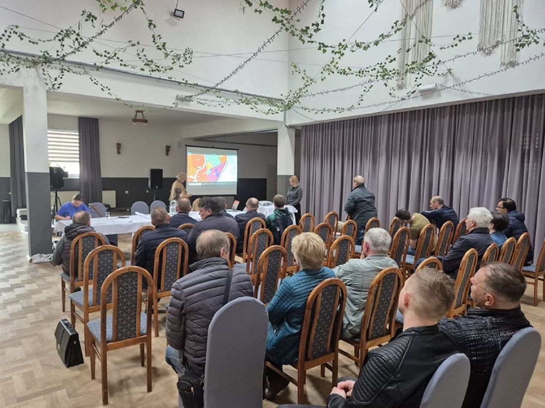 Mieszkańcy podczas dyskusji