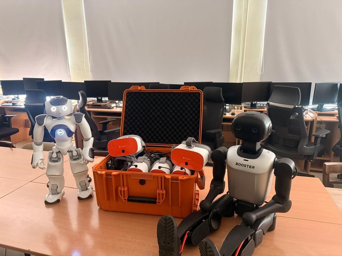 Robot edukacyjny NAO, zestaw ClassVR i robot Booster- 