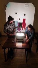 Dwie osoby pracujące przy rzutniku