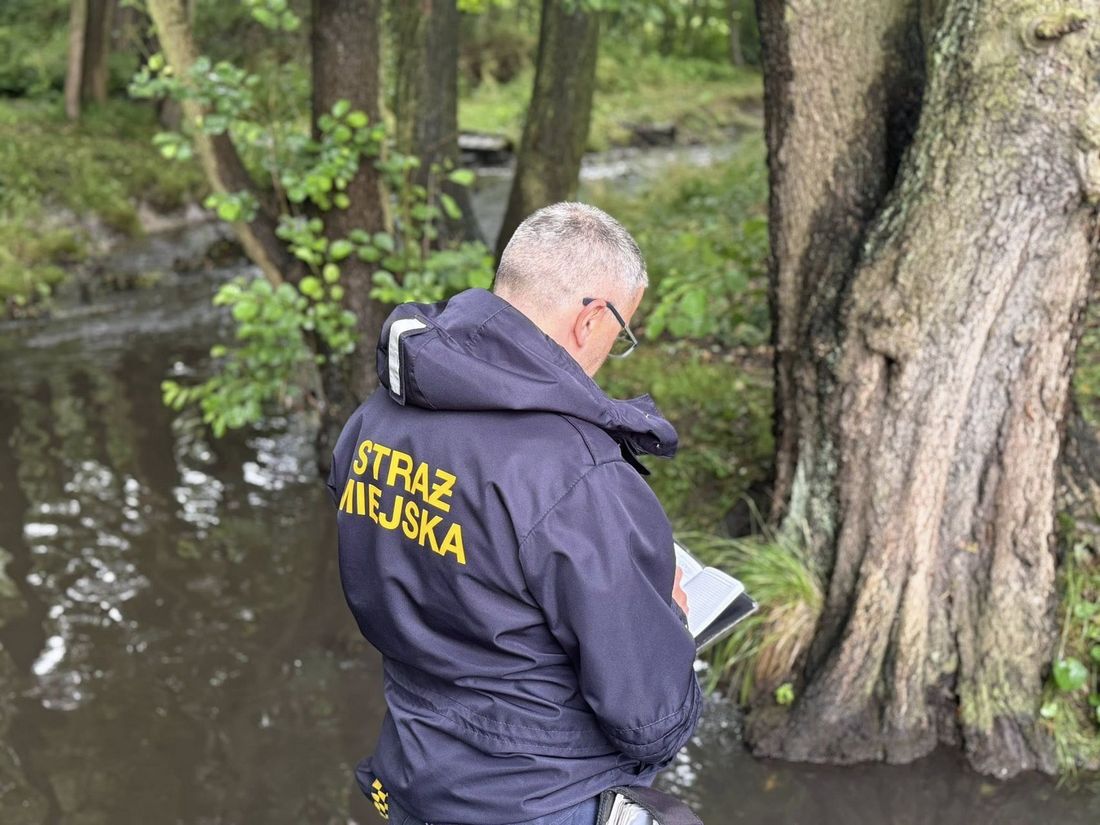 strażnik kontrolujący stan wód