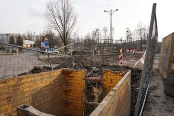 Głębokie wykopy na placu przebudowy ul. Chlebowej.