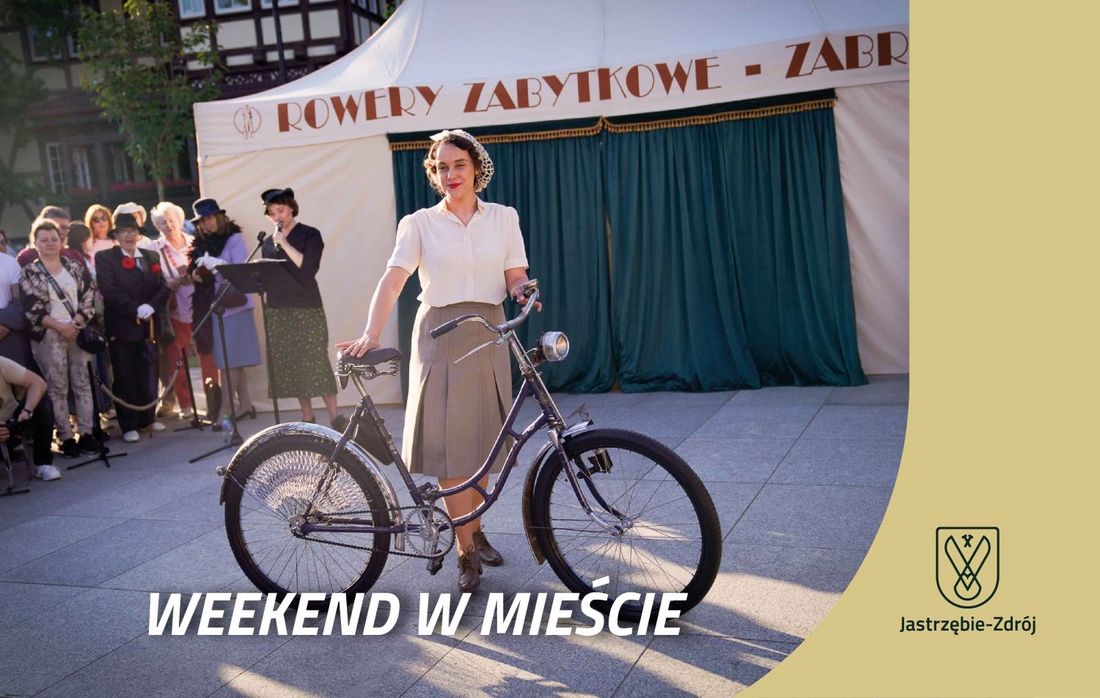 Kobieta w stroju z epoki XX-lecia międzywojennego z rowerem napis weekend w mieście