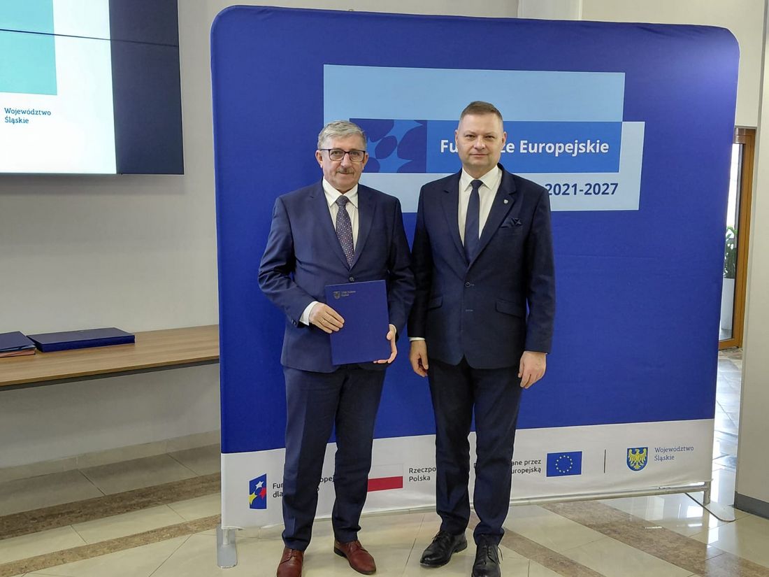 Andrzej Matusiak pozuje z drugim mężczyzną podczas uroczystości wręczenia listów gratulacyjnych