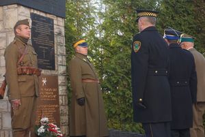 Złożenie kwiatów przed pomnikiem "na górce"