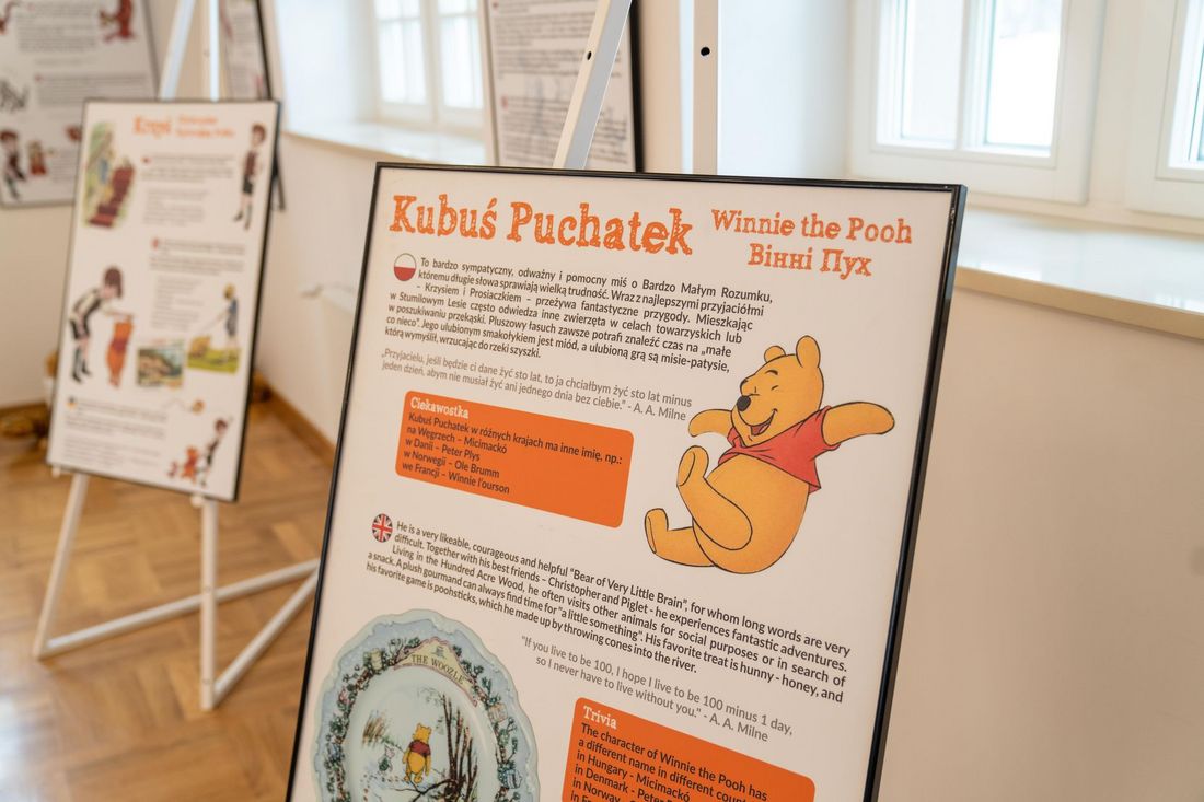 Tablica z kubusiem puchatkiem w muzeum miejskim