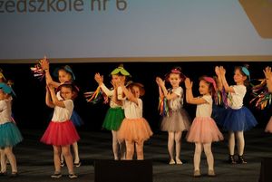 dzieci przebrane za kwiaty tańczą na scenie