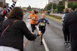 Zdjęcie przedstawia młodych zawodników na mecie.