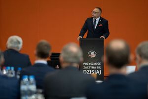 Przemawia prezes Adam Gorol.