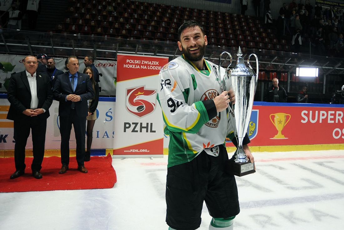 Maciej Urbanowicz z Superpucharem w rękach.