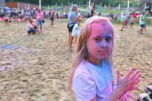 Dziewczynka podczas zabawy kolorami holi. 