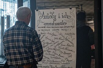 Mężczyzna czyta listę artystów