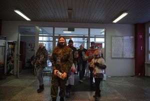 Grupa wolontariuszy wchodzi do sztabu