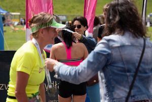 Wręczanie medali uczestniczkom podczas VIII Jastrzębskiego Biegu Kobiet.