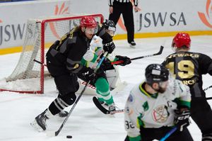 Obrońca wybija krążek.