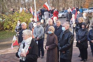 Mieszkańcy uczestniczący w modlitwach przed kościołem "na górce"