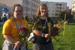 Uczestniczki pikniku z adoptowanymi roślinami