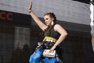 Młodzież w strojach z odpadów - pokaz mody.