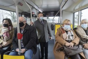 pasażerowie w autobusie elektrycznym