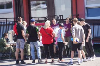Mieszkańcy przy stanowisku z watą cukrową