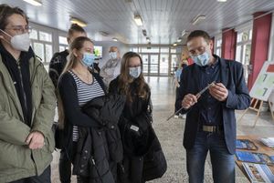 Uczniowie słuchają krótkiej prelekcji o kierunku studiów.