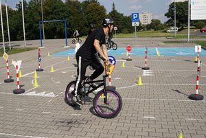 Rowerzysta w miasteczku rowerowym