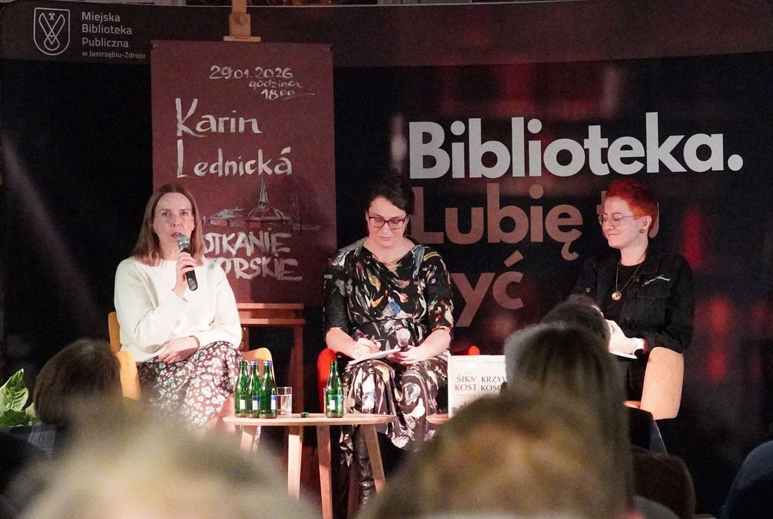 Autorka Karin Lednická z prowadząca spotkanie autorskie oraz tłumaczką podczas spotkania w bibliotece
