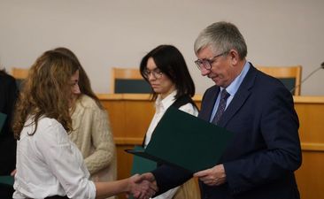 Andrzej Matusiak II Zastępca Prezydenta podczas wręczania aktu mianowania jednej z nauczycielek