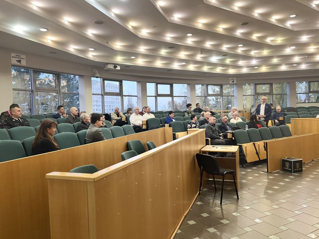 Zdjęcie przedstawia ludzi w sali sesyjnej Rady Miasta