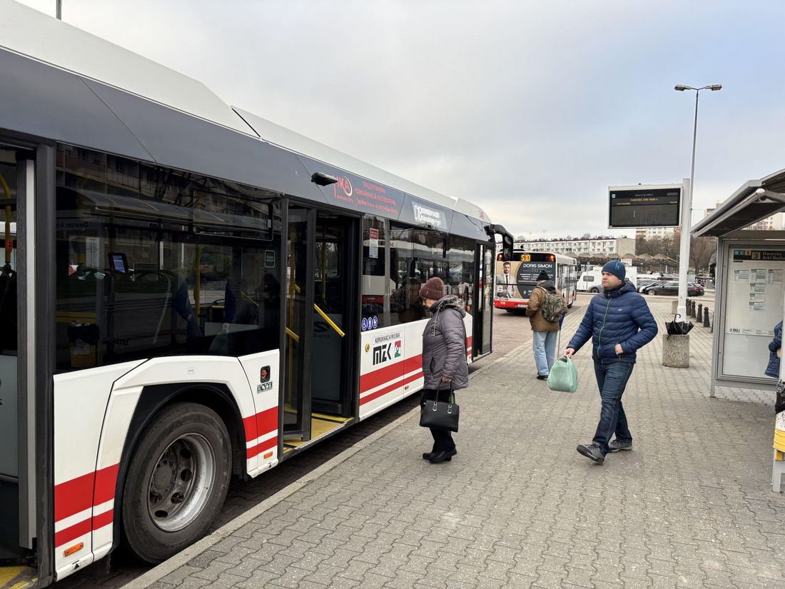 Ludzie wsiadający do autobusu MZK na przystanku