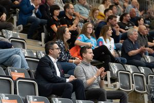 Kibice na trybunach, wśród nich Robert Cichowicz, zastępca prezydenta miasta.