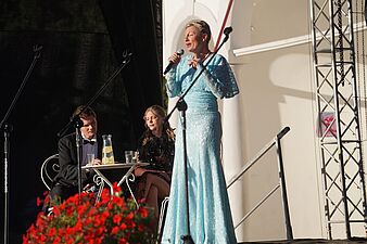solistka w błekitnej sukni śpiewa