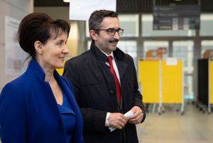 Prezydent Anna Hetman i wiceprezydent Robert Cichowicz w punkcie szczepień