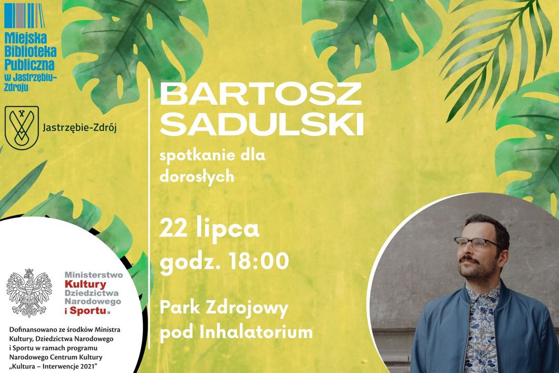 Plakat: Spotkanie z Bartoszem Sadulskim, 22 lipca, godz. 18:00, Park Zdrojowy w Jastrzębiu-Zdroju. Żółte tło z liśćmi monstery i zdjęcie autora