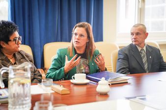 uczestniczka spotkania opowiada gestykulując