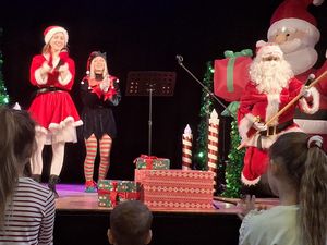 Na scenie tańcząca mikołajowa i elfica