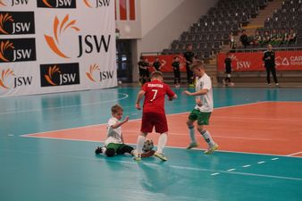 Napastnik Rekordu Bielsko-Biała walczący z obrońcami Concordii Knurów