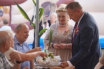 Grzegorz Dulemba częstuje chlebem dożynkowym