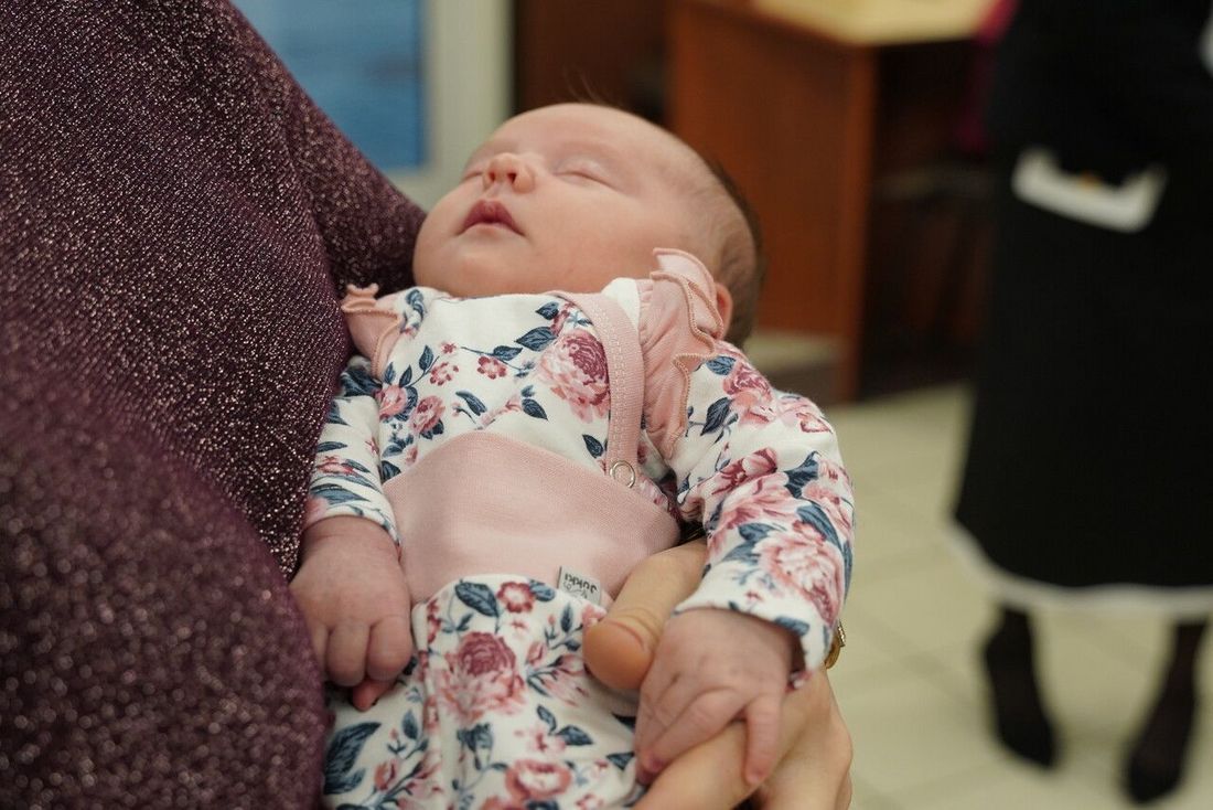 Mała Michalina na rękach mamy