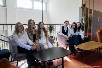 sześc uczennic w galowych strojach przed egzaminem 