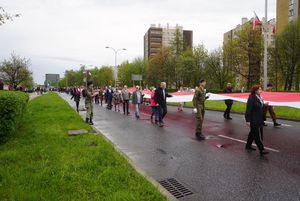 Zdjęcie przedstawia marsz w Dniu Flagi.