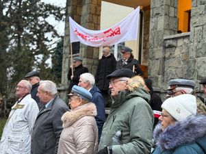 Mieszkańcy uczetniczący w obchodach