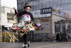 Młodzież w strojach z odpadów - pokaz mody.