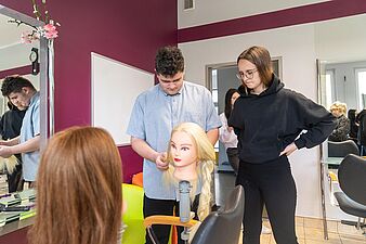 uczeń uczy się o fryzjerstwie 