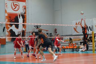 Rozgrywający Pilarz w wyskoku chwile przed rozegraniem 