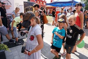 Uczestnicy pikniku w okularach VR